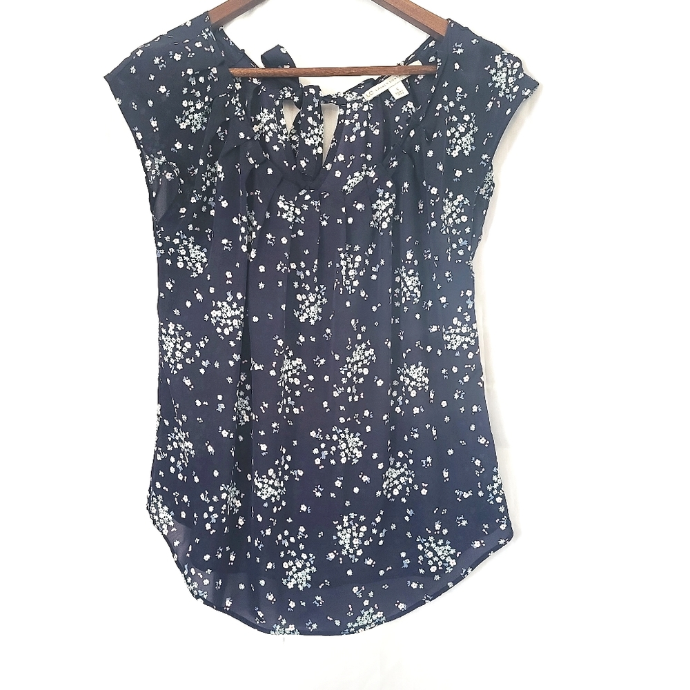 Lauren Conrad blue flower top -B